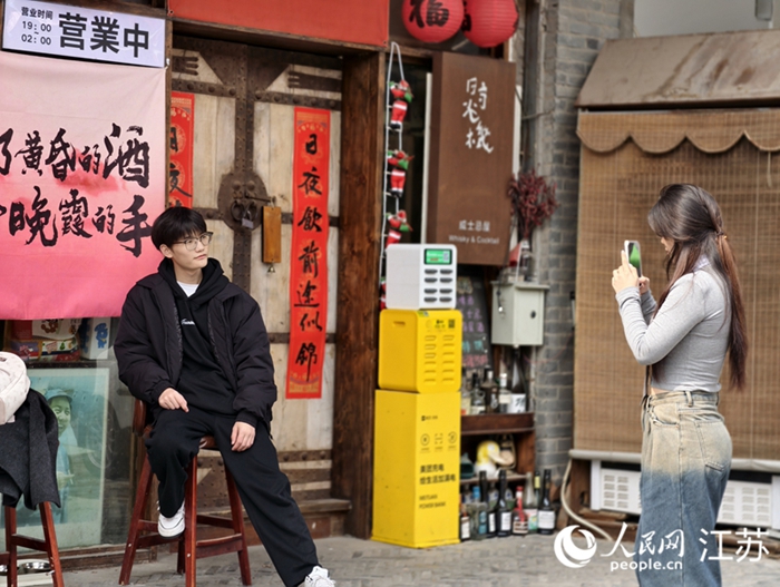 因《北上》前来打卡花街的游客。人民网记者 马晓波摄