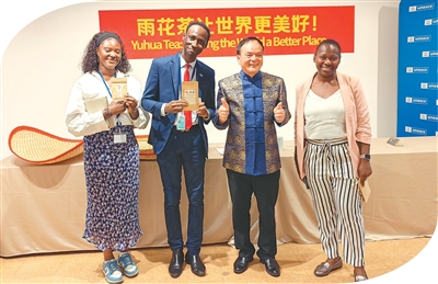 “茶和天下·苏韵雅集”活动在位于巴黎的联合国教科文组织总部举行，多国嘉宾沉浸式体验手工炒制雨花茶。受访者供图