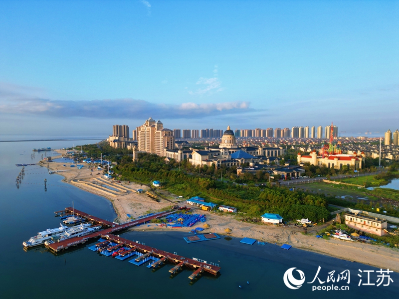 航拍启东碧海银沙景区。人民网记者 王继亮摄