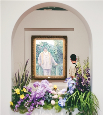 参观者被展出的《克劳德·莫奈肖像》吸引。泱 波摄