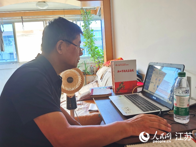 沈玉生正在整理寻访资料。人民网记者 王继亮摄