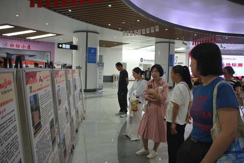 市民在南通抗战遗址地标展览前观展。南通爱国拥军爱心驿站供图