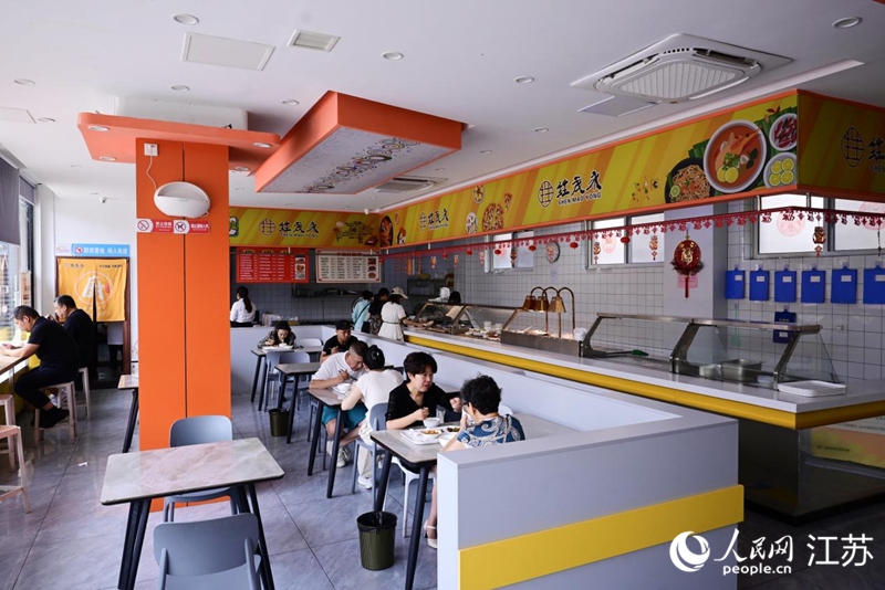 社区食堂百穗餐厅。人民网 张瀚天摄
