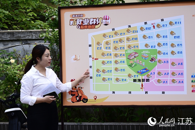 李肖娜介绍社区里新设的“新就业群体服务地图”。人民网 张瀚天摄