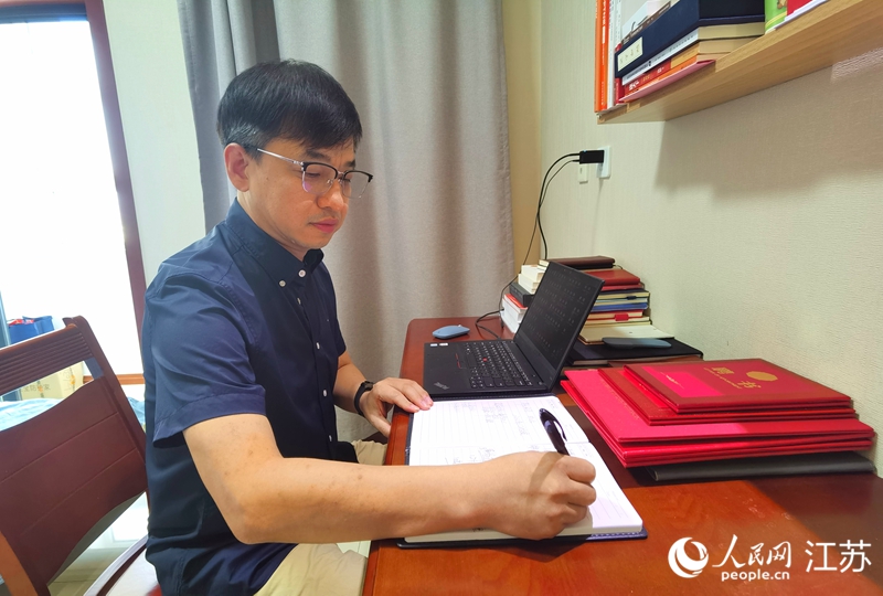 工作中的南通市医疗援疆领队张建锋。人民网记者 王继亮摄