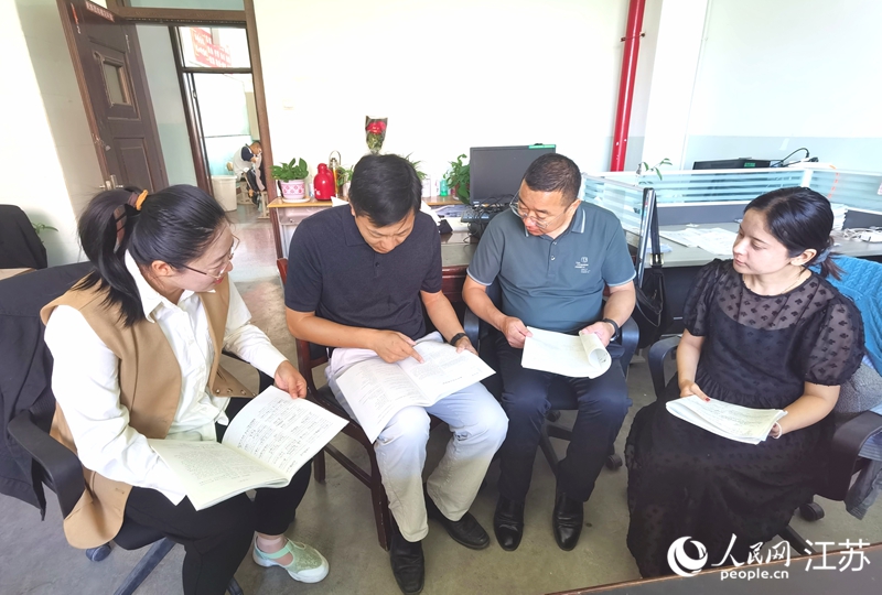 音特扎尔·艾莎（右一）和带教师傅曹荣彬（右二）、季勇（左二）讨论文言文《师说》的教学方法。人民网记者 王继亮摄