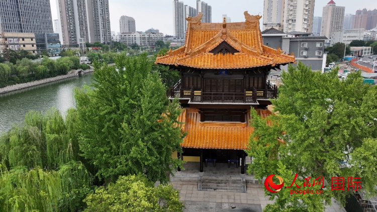 徐州博物馆展出的西汉陶绕襟衣女舞俑。人民网记者 苏缨翔摄