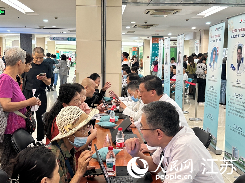 义诊现场。人民网 王纯摄