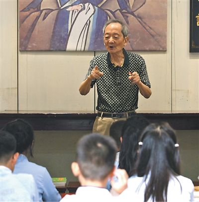华介友为孩子们讲解古籍经典。范 尧摄