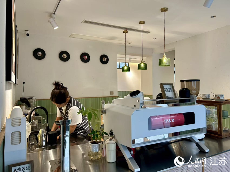 东罗村内咖啡馆。人民网记者 王丹丹摄