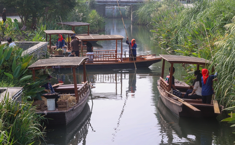 游客乘船在东罗村逛“水上集市”。史道智摄