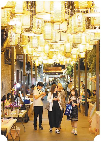 游客在仁丰里历史文化街区的夜市游玩。张卓君摄