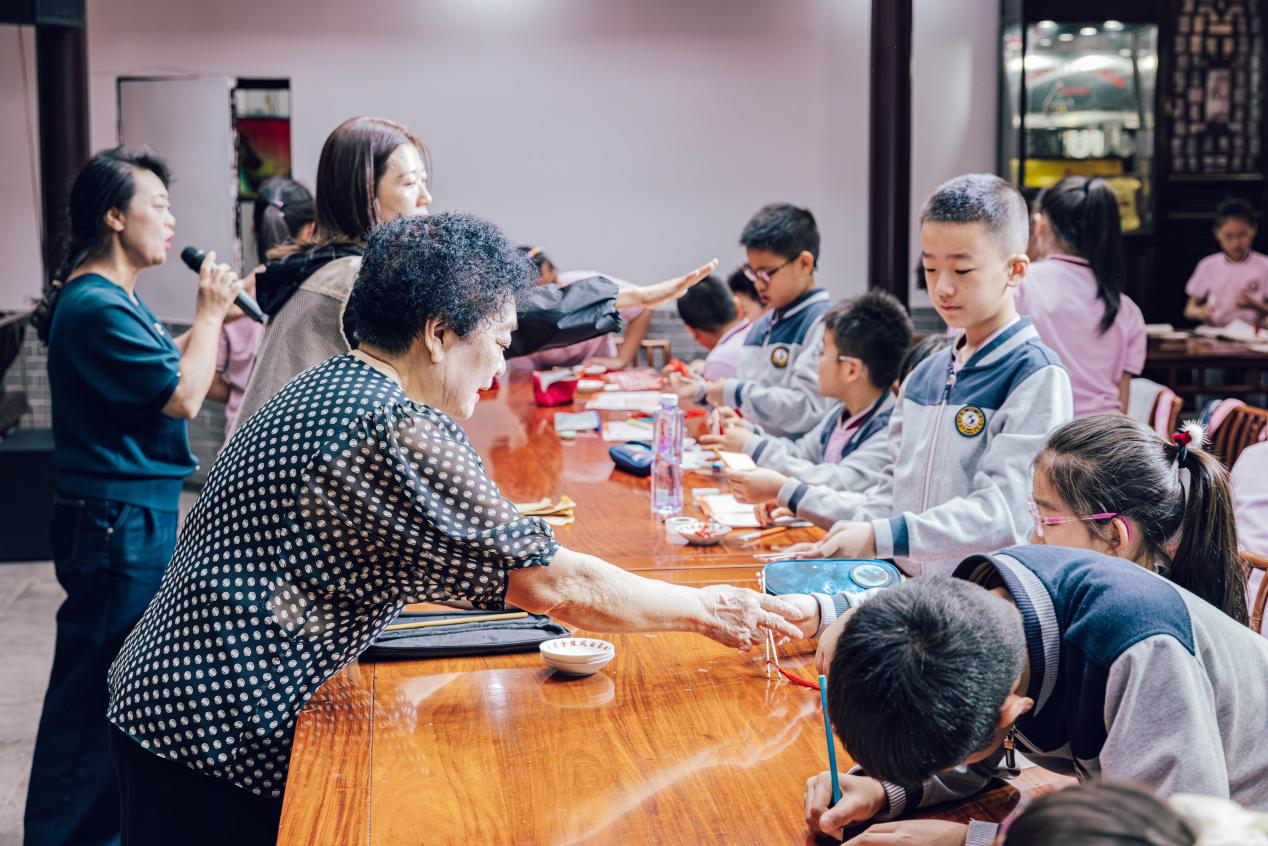 黄玲玲(左一)、许茹(左三)教学生使用键子与碟盘。采访对象供图