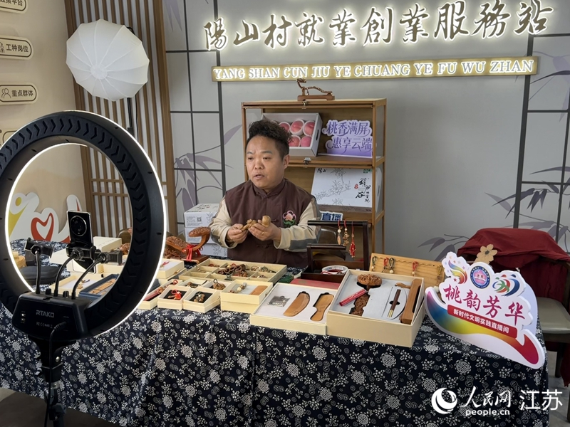 吴健正在直播。人民网 任晓燃摄