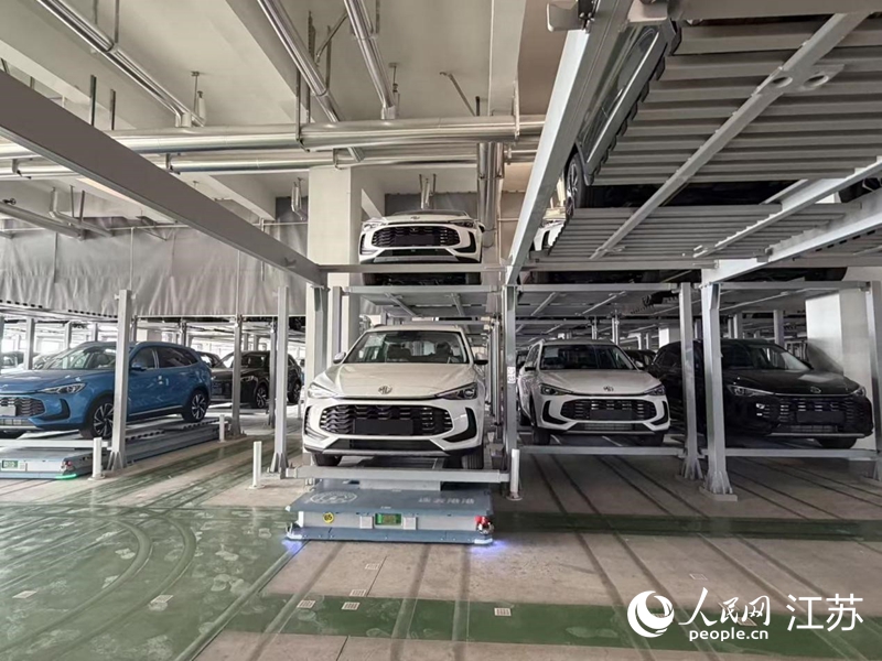 连云港国际汽车绿色智能物流中心立体车库。人民网 任晓燃摄