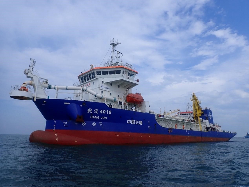 “航浚4018”耙吸式挖泥船正在海上作业。受访者供图