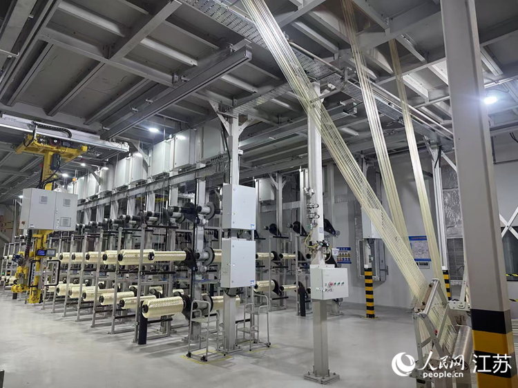 中复神鹰碳纤维生产线。人民网 李欣阳摄