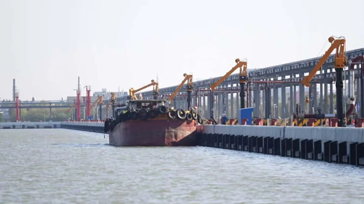 在巨石玻纤基地,原料通过海铁联运“一站式”通关。受访方供图