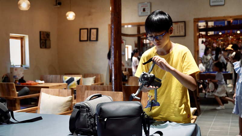 卓俊宇进行拍摄视频准备工作。受访者供图