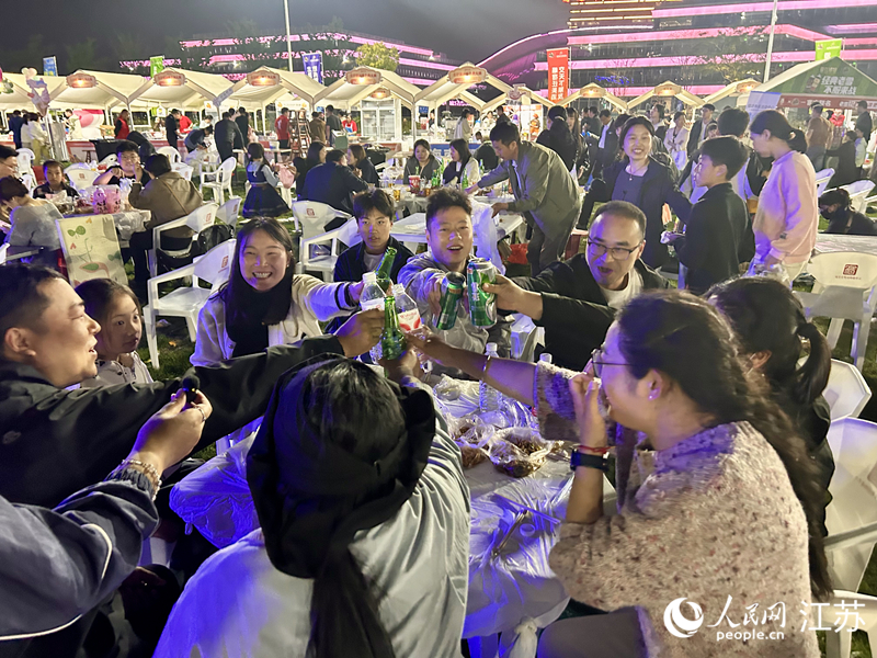 宿迁市民在苏超第二现场看球聚餐。人民网记者 王丹丹摄