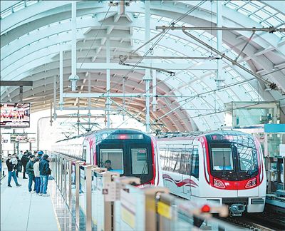 宁马城际列车停靠安徽省马鞍山市雨山东路站。方东旭摄（影像中国）