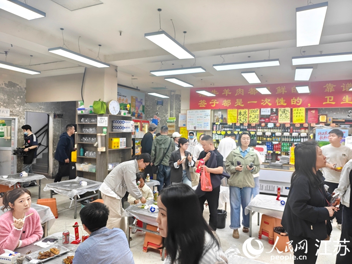 下午5时，“东哈”店内已经挤满了客人。人民网 李欣阳摄