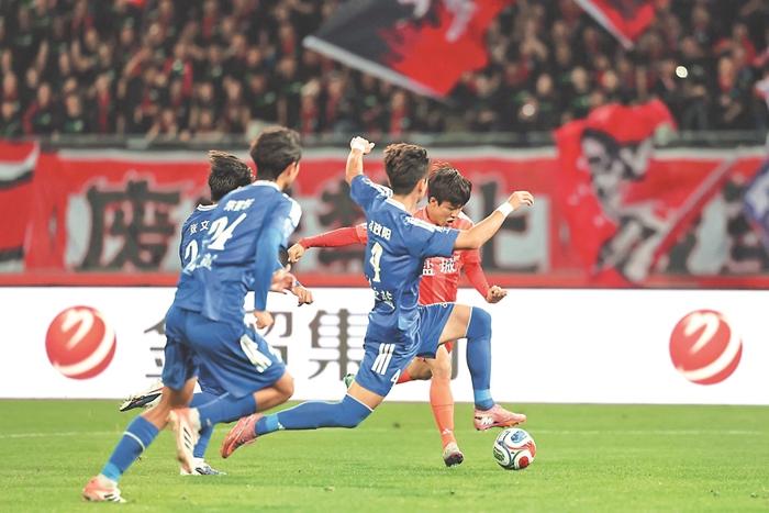 昨日，“苏超”第三周，盐城队主场对战宿迁队，在万名球迷的呐喊助威声中，盐城队一比〇战胜宿迁队，迎来新赛季主场首胜，也是当晚“苏超”唯一一个进球。万程鹏摄