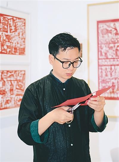 刘冠玉在创作剪纸。 （本文配图由受访者提供）