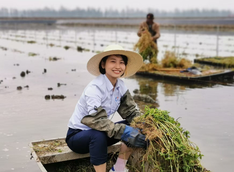 邢秀梅在蟹塘。受访者供图