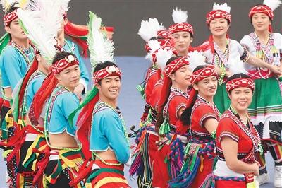 开幕式上，台湾青年表演舞蹈。中新社记者 泱 波摄