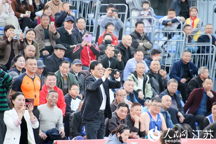 精彩的比赛，引得现场观众阵阵喝彩。人民网 江楠摄
