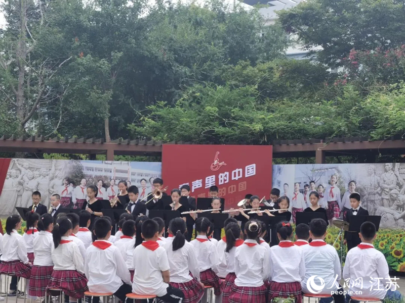 通州区实验小学学生正在表演节目。人民网记者 王继亮摄