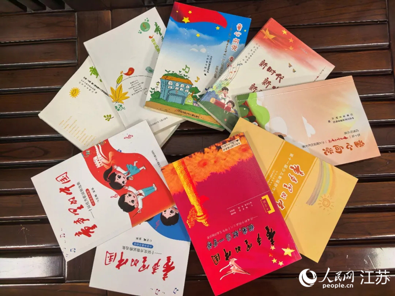 部分出版的作品集。人民网记者 王继亮摄