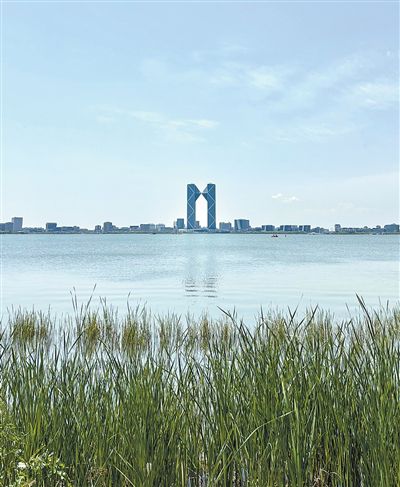 上海市临港新片区滴水湖经过多年的生态治理，已经成为远近闻名的休闲旅游胜地。德国籍医疗行业从业者 凡妮莎·塞普摄
