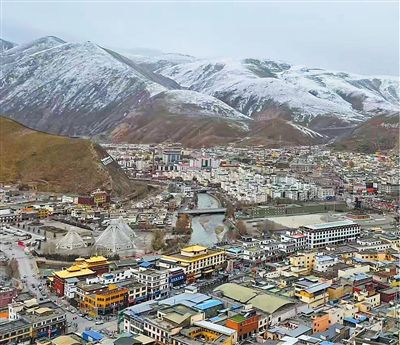 在青海省玉树藏族自治州玉树市，长江一级支流巴塘河穿城而过。青海民族大学美国籍教师 亚历山大·塞缪尔·雷摄