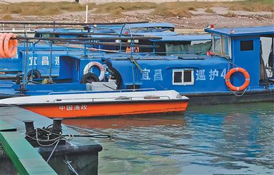 湖北省宜昌市长江协助巡护队的船只。三峡大学美国籍教师 托马斯·拉姆齐摄