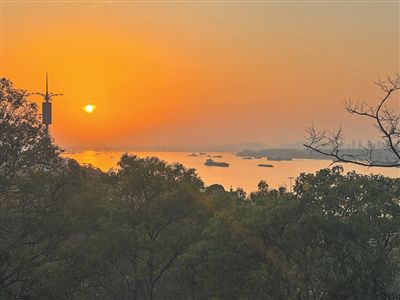 在江苏省南京市燕子矶公园拍摄的长江实景。南京特殊教育师范学院赞比亚籍留学生 成文奇摄