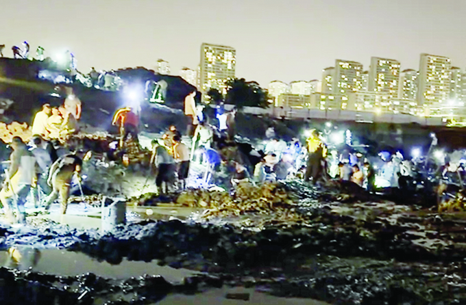 附近居民在工地上“寻宝”
