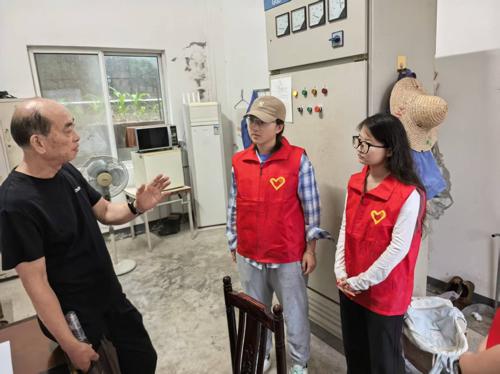 （图二：队员们在青龙污水处理厂听工作人员讲解污水处理原理 作者：张浩天）.jpg