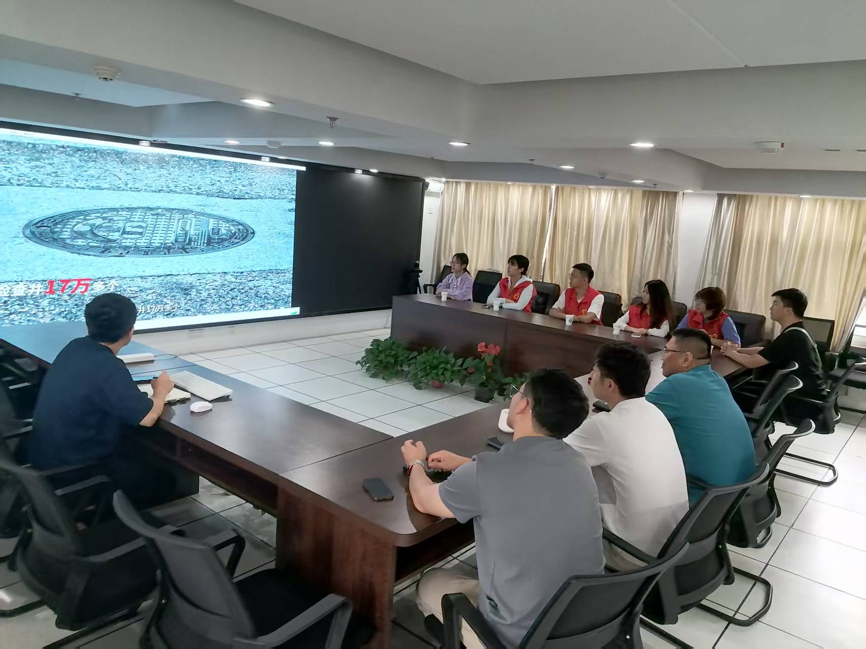（图三：小分队在南京市水务设施管理中心开展座谈会 作者：李珊珊）.jpg
