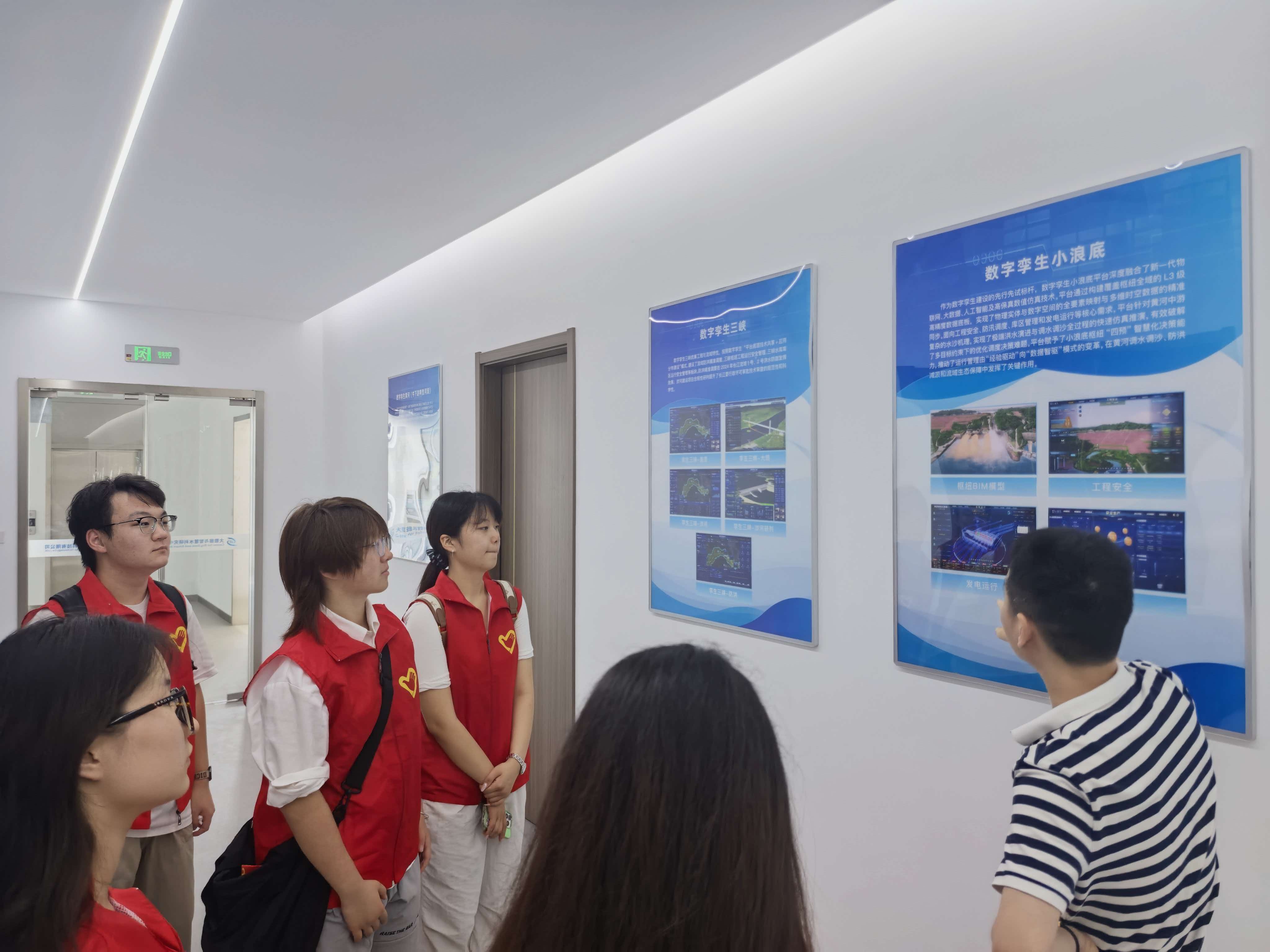 （图四：队员们在南京市水科院学习智慧水利前沿技术 作者：张浩天）.jpg