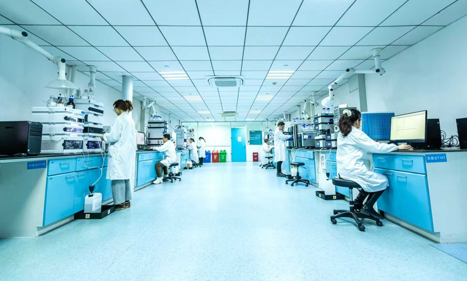 图2：恒瑞连云港研发中心内研究人员用AI辅助分析工作。受访企业供图