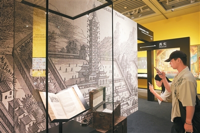 游客观看大报恩寺遗址《去看塔——从城市地标到世界记忆》展览现场。泱波摄