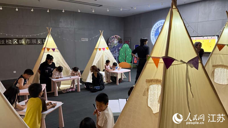 孩子们参加“星空帐篷亲子共读”。人民网 杜沁萌摄