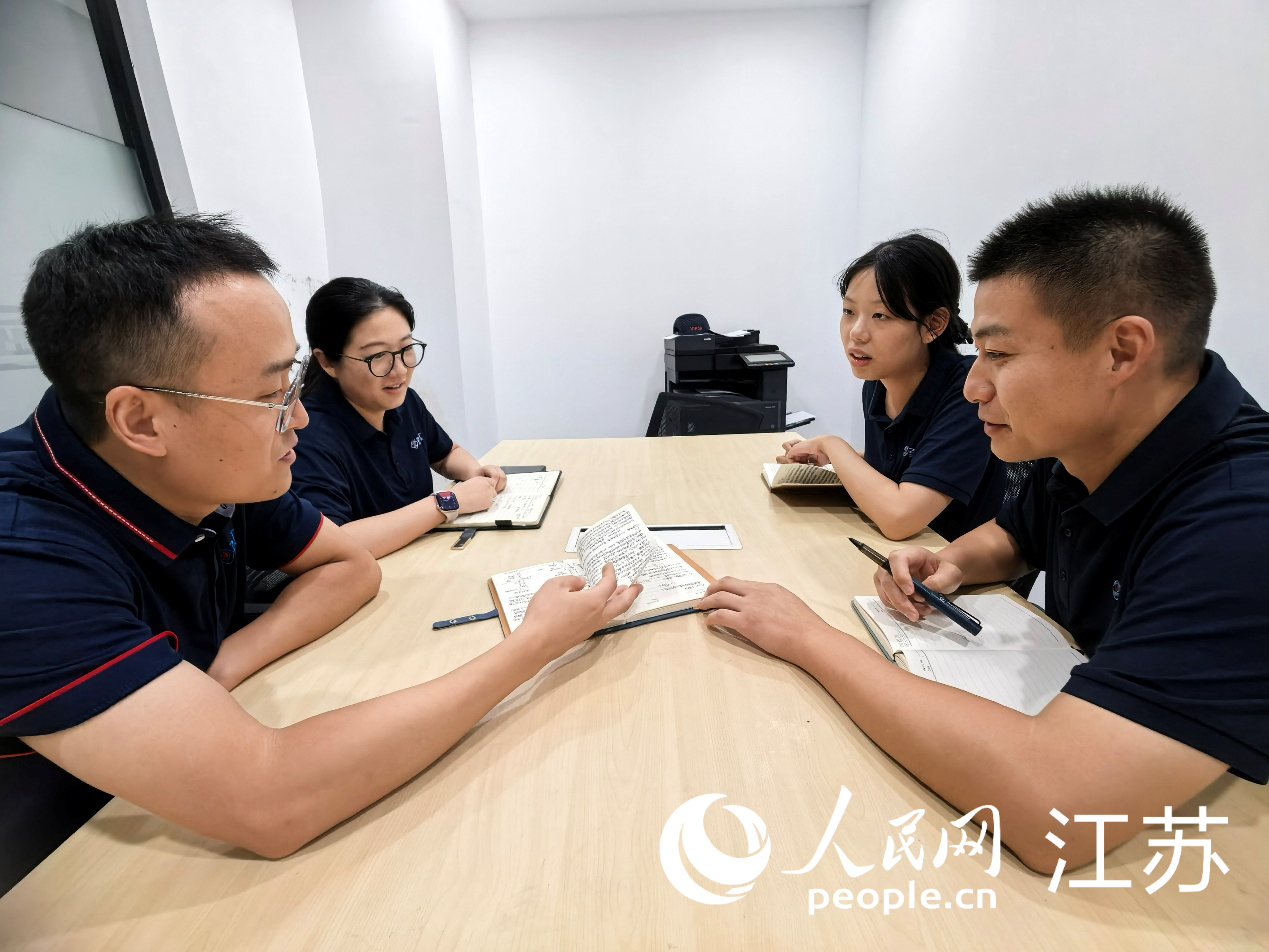 中天海缆研发团队商讨项目研发思路。人民网记者 王继亮摄