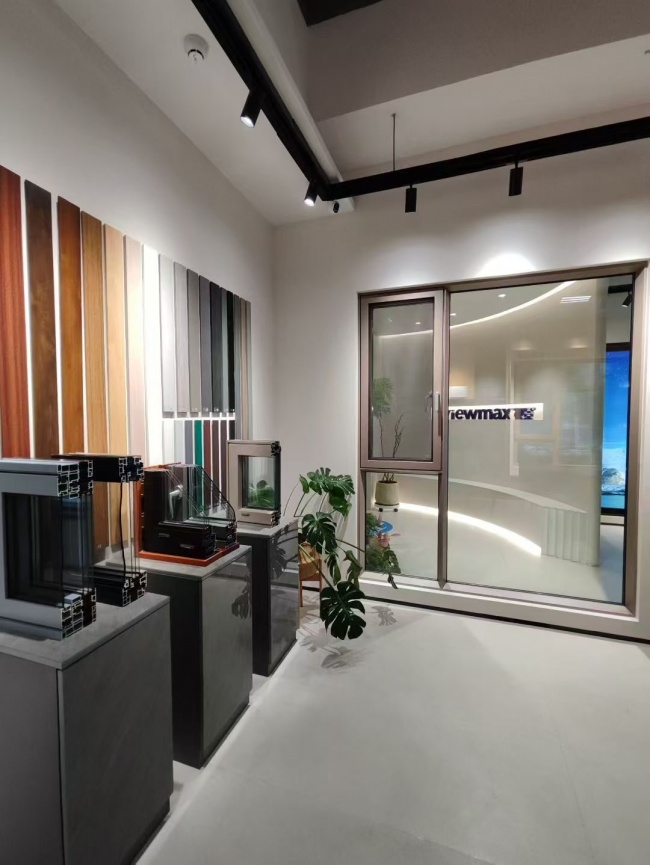 窗林优选展厅的型材与颜色样品展示